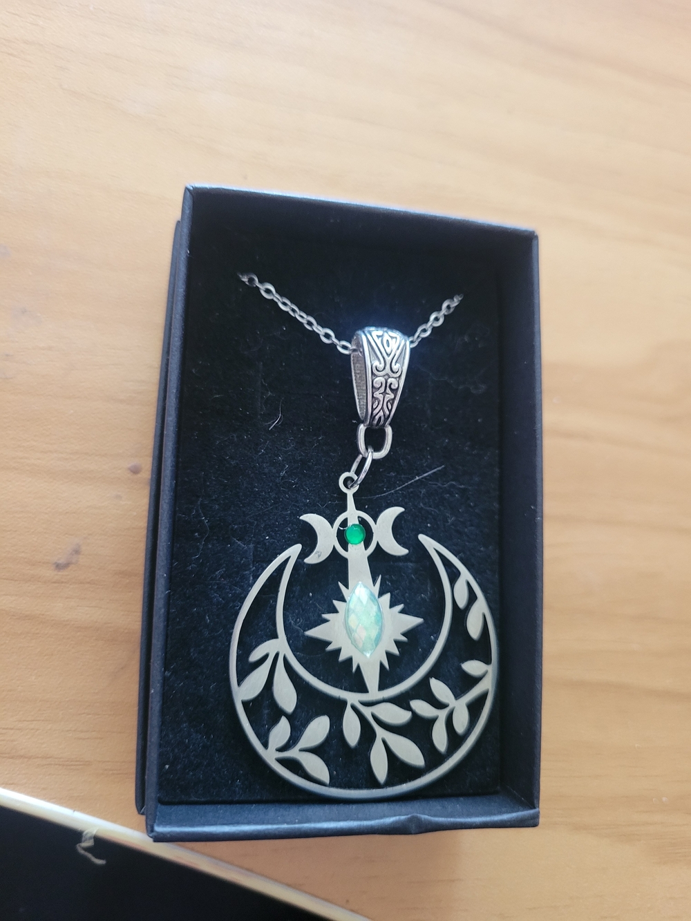 🖤NEW🖤 Stainless Steel  Crescent Moon Pendant Necklace with Green Gem